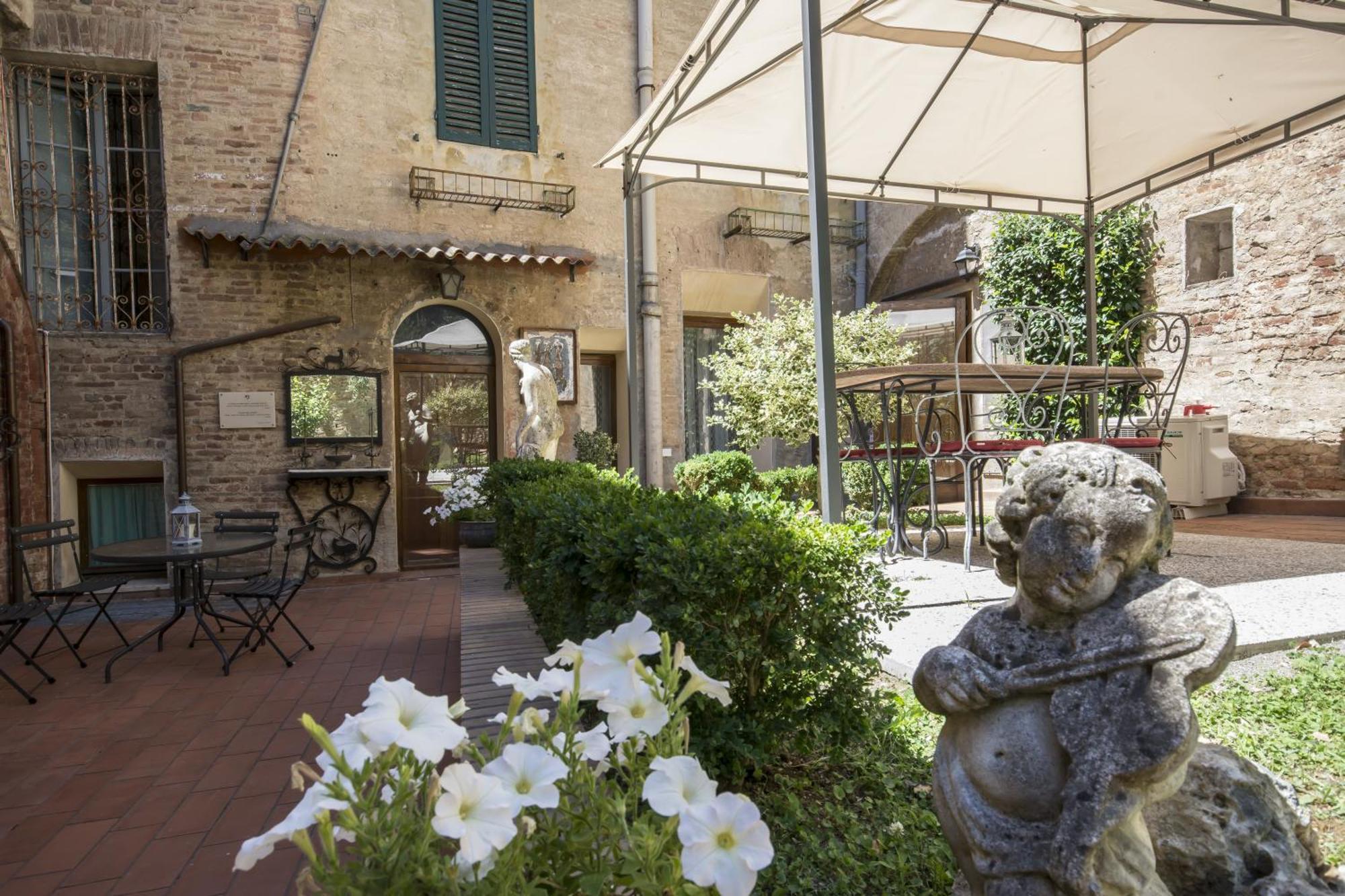 Piazza Paradiso Accommodation Siena Rum bild