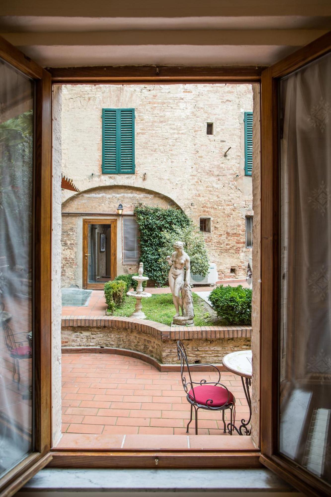 Piazza Paradiso Accommodation Siena Rum bild
